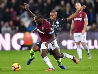 Michail Antonio (v popredí) v súboji s Fernandinhom v 13. kole anglickej Premier League.