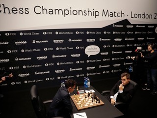 achový svetový šampión, nórsky obhajca Magnus Carlsen (vpravo) a jeho vyzývateľ Američan Fabiano Caruana v otváracom kole 1. partie zápasu o titul majstra sveta v šachu v Londýne 9. novembra 2018.