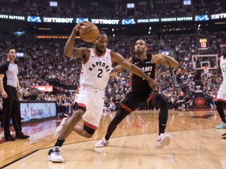 Kawhi Leonard útočí, bráni Rodney McGruder.