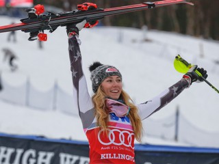 Mikaela Shiffrinová oslavuje v Killingtone triumf v slalome.