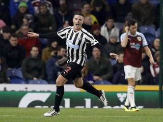 Ciaran Clark z Newcastlu United sa teší z gólu do siete Burnley.