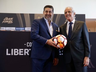 Vpravo prezident klubu River Plate Rodolfo D'Onofrio a šéf Boca Juniors Daniel Angelici.