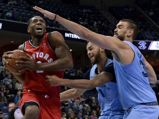 Hráč tímu Toronto Raptors Kawhi Leonard útočí, Kyle Anderson (1) a Marc Gasol v modrých dresoch Vancouveru Grizzlies ho bránia.