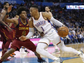 Russell Westbrook útočí, súper Collin Sexton z Clevelandu Cavaliers bráni.