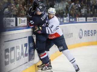 Thomas Larkin (vpravo) pôsobil aj v KHL.