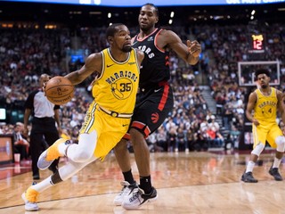 Kevin Durant (vľavo) v súboji s Kawhim Leonardom z Toronta Raptors.