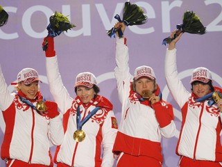 Ruské biatlonistky zľava Svetlana Slepcovová, Anna Titovecová-Bogalijová, Oľga Medvedcevová a Oľga Zajcevová pózujú so zlatými medailami po víťazstve v pretekoch štafiet žien v biatlone na ZOH10 v kanadskom Whistleri 23. februára 2010.