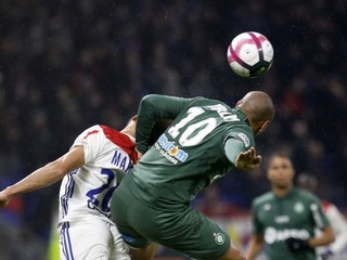 Hlavičkuje Wahbi Khazri, jeden zo strelcov tímu AS St. Étienne,