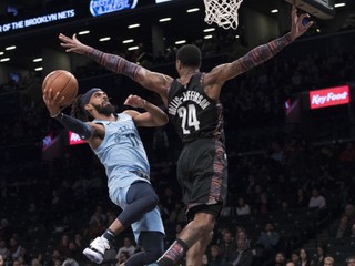 Hviezdou Memphisu na palubovke Brooklynu bol Mike Conley (vľavo).