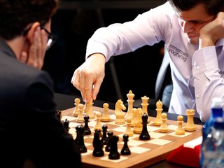 Zápas o šachový titul medzi Magnusom Carlsenom (vpravo) a Fabianom Caruanom priniesol veľkú drámu.