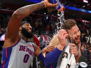 Aj takto si hráči Detroitu užívali víťazstvo nad Golden State. Andre Drummond (vľavo) polieva počas rozhovoru vodou svojho spoluhráča Blakea Griffina.
