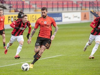 Erik Daniel (v strede) z MFK Ružomberok sa dostáva do pokutového územia.