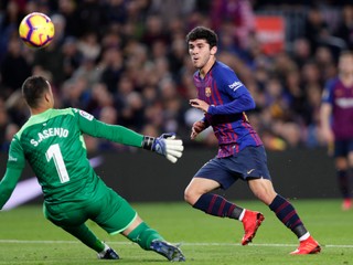 Carlos Aleňa strieľa gól Barcelony do siete Villarrealu.