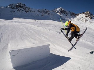 Michael Oravec je veľkým talentom v akrobatickom lyžovaní. 