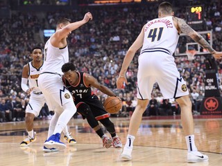 Momentka zo zápasu Toronto - Denver.