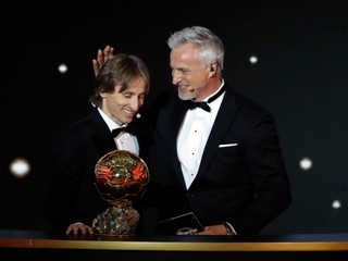 Luka Modrič (vľavo) sa teší zo Zlatej lopty, blahoželá mu David Ginola.