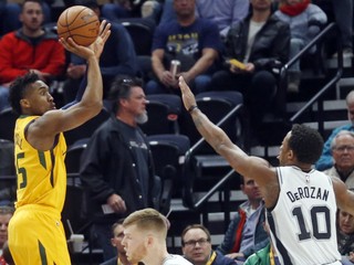 Momentka zo zápasu Utah - San Antonio.