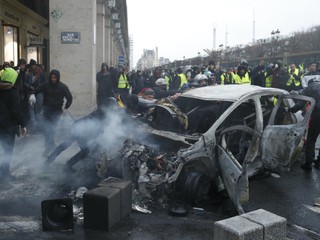 Parížania sa počas víkendových protestov obávajú ďalších násilností.