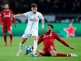 Joe Gomez v červenom drese Liverpoolu v súboji s Juanom Bernatom z Príža St.Germaain v zápase Ligy majstrov.