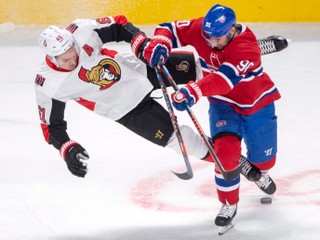 Slovenský hokejista v drese Montrealu Canadiens Tomáš Tatar (vpravo) a hráč Ottawy Senators Mark Stone (vľavo).