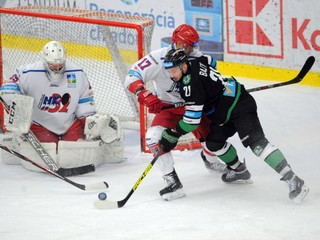 Útočník Nových Zámkov Filip Bajtek (vpravo).