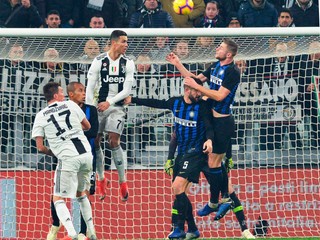 Cristiano Ronaldo (vľavo vo výskoku) a Milan Škriniar (vpravo vo výskoku) v hlavičkovom súboji.