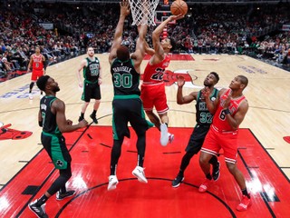 Momentka zo zápasu Chicago - Boston.