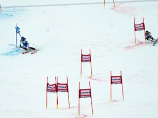 Momentka zo súboja Petra Vlhová (vľavo) - Stephanie Brunnerová v paralelnom slalome v St. Moritzi.