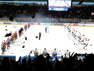 Fanúšikovia hádžu plyšové hračky na ľadovú plochu pred hokejovým zápasom HK Nitra - HC Košice.