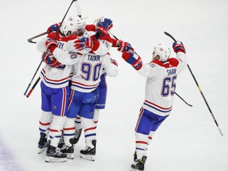 Tomáš Tatar (90) oslavuje víťazný gól so spoluhráčmi z Montrealu Canadiens.