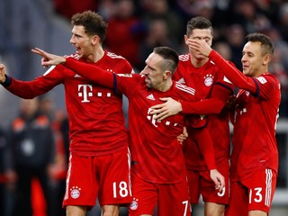 Franck Ribery (druhý vľavo) z Bayernu Mníchov sa teší z gólu so spoluhráčmi v zápase 14. kola bundesligy Bayern Mníchov – 1. FC Norimberg 8. decembra 2018 v Mníchove.