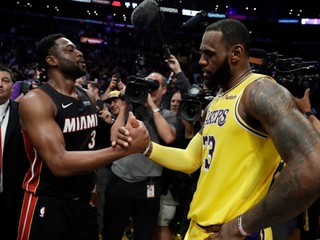 Dwyane Wade (vľavo) si podáva ruku s LeBronom Jamesom po zápase medzi Miami Heat a Los Angeles Lakers.