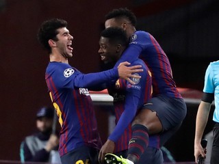 Ousmane Dembelé v strede a jeho spoluhráčí Carles Alen (vľaavo) a Nelson Semedo.