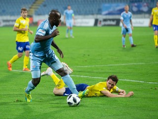 Mitch Apau (pri lopte).