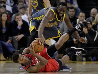 Momentka zo zápasu Golden State - Toronto.