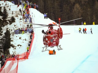 Helikoptéra odváža švajčiarkseho lyžiara Marca Gisina po páde na podujatí Svetového pohára v talianskej Val Gardene.