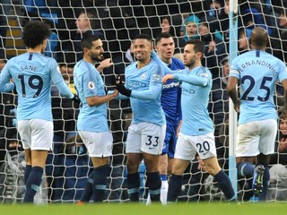 Hráči z Manchestru City sa radujú z víťazstva nad Evertonom.