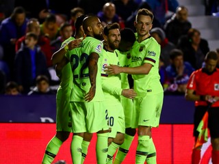 Lionel Messi (v strede) so svojimi spoluhráčmi.