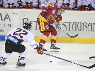 Mário Bližňák (v červenom drese).