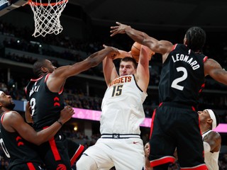 Momentka zo zápasu Denver - Toronto.