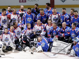 Hráči oboch tímov pózujú po stretnutí.