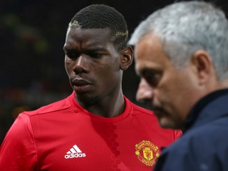 Paul Pogba (vľavo) a už bývalý tréner Manchesteru United Jose Mourinho.