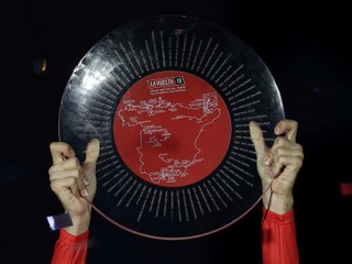 Trofej pre víťaza Vuelty 2018 v rukách Simona Yatesa.