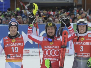 Zľava druhý Loic Meillard, víťaz Marcel Hirscher a tretí Henrik Kristoffersen.