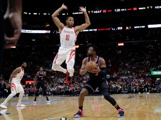 Momentka zo zápasu Miami Heat a Houston Rockets.