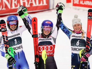 Tri najlepšie pretekárky zo slalomu v Courcheveli. Prvá Shiffrinová (uprostred), druhá Vlhová (vľavo) a tretia Hansdotterová (vpravo).