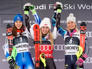 Víťazka slalomu Mikaela Shiffrinová (uprostred), druhá Petra Vlhová (vľavo) a tretia Švédka Frida Hansdotterová. 