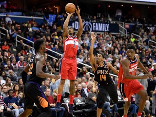 Bradley Beal strieľa.