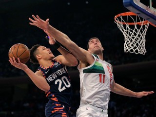 Momentka zo zápasu New York Knicks - Milwaukee Bucks.