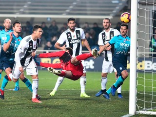 Ronaldo (vľavo) zachránil bod pre Juventus.